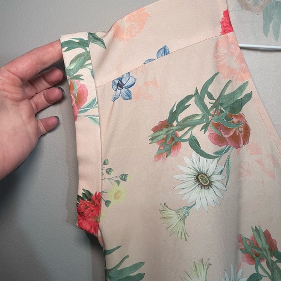 Express Blush Floral Zip V-Neck Top Medium EUC - Picture 4 of 6